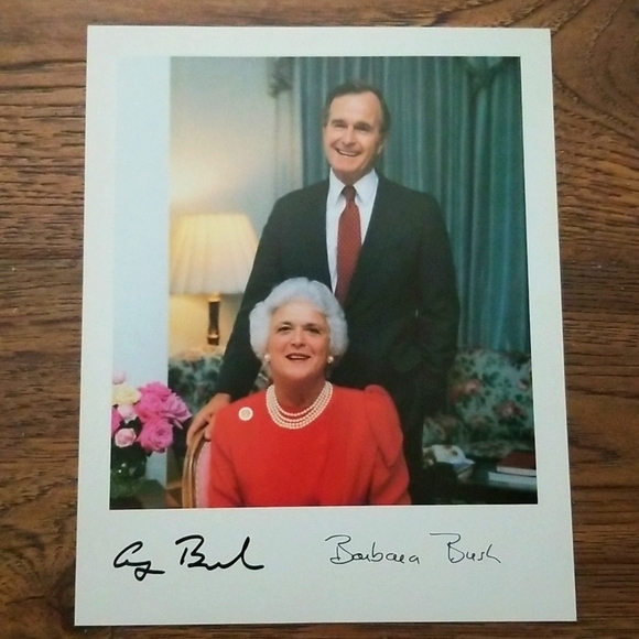 - Autograph President George Bush and Mrs. Bush - Picture 1 of 2